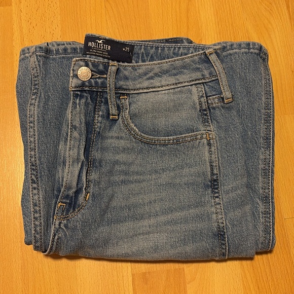 Hollister Ultra High-Rise Light Wash Relaxed Flare Jeans - Picture 6 of 6